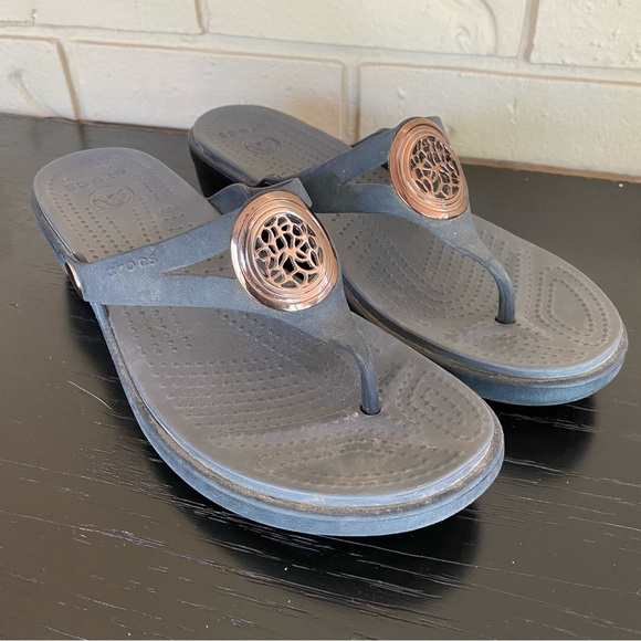 Crocs Sanrah Womens 9 Circle Medallion Slip on Sandal Black Travel Resort Cruise - Picture 1 of 6